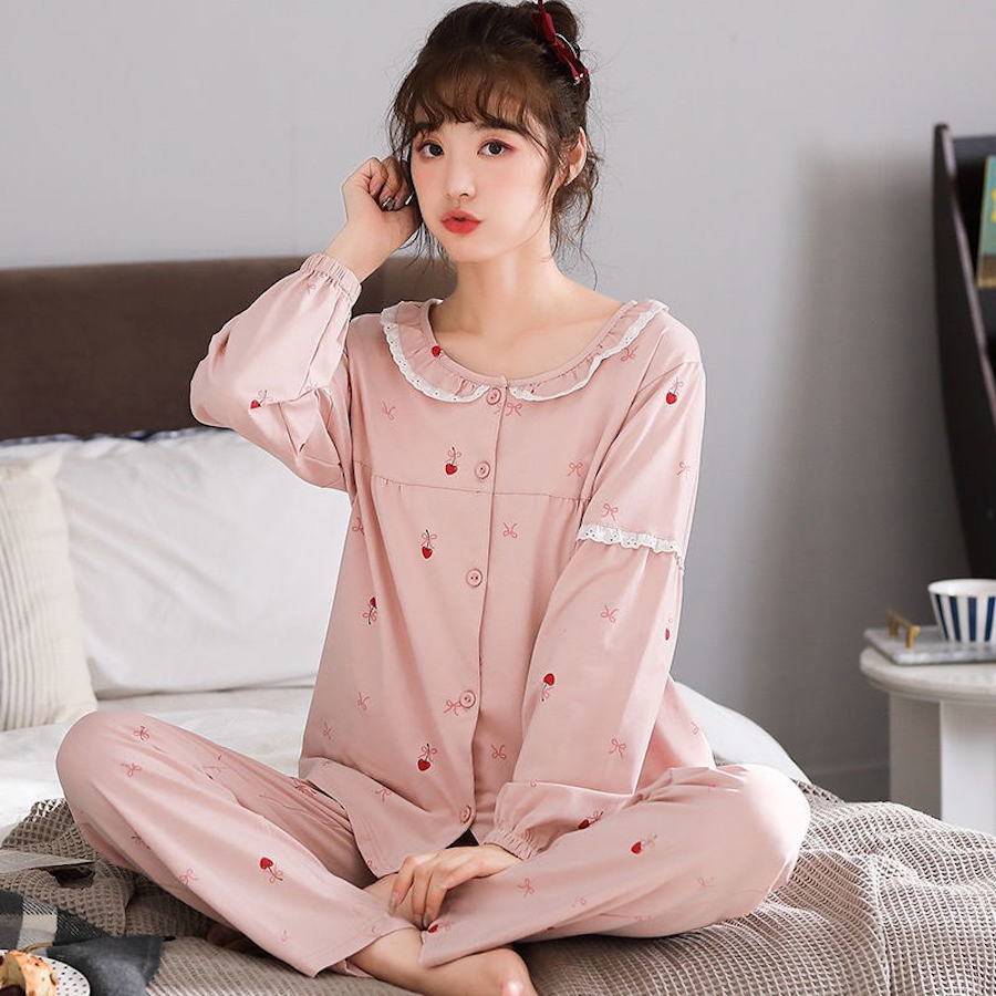 Cổ bèo nữ tính trên áo pijama, mang phong cách mềm mại.